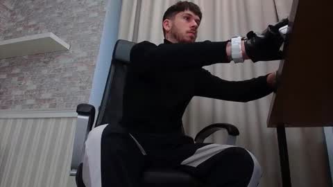 Snapshot of jonahshaw chatting on 10-14-25, 04:35 JonahShaw online show from 10-14-25, 04:35