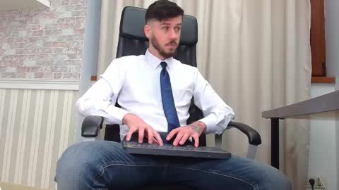 Snapshot of jonahshaw chatting on 11-23-25, 05:18 JonahShaw online show from 11-23-25, 05:18