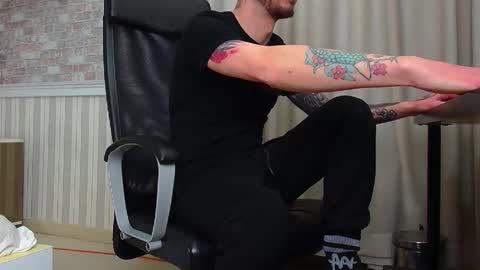 Snapshot of jonahshaw chatting on 12-15-25, 05:44 JonahShaw online show from 12-15-25, 05:44