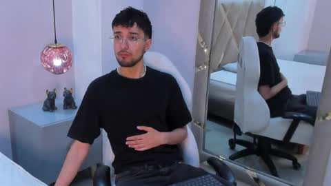 Snapshot of jonnygreey chatting on 11-17-25, 06:35 JonnyGreey online show from 11-17-25, 06:35