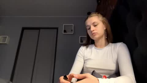 Lola online show from 10-20-25, 07:20