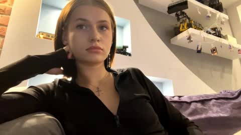 Lola online show from 11-04-25, 02:49