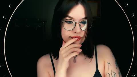 Snapshot of juicy_burrito chatting on 11-17-25, 09:20 Bella online show from 11-17-25, 09:20