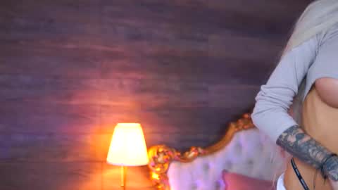 Snapshot of juicy_jessye chatting on 11-23-25, 08:30 Jessye online show from 11-23-25, 08:30