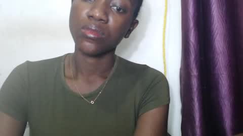Snapshot of juicyberryx chatting on 06-24-26, 08:13 queen online show from 06-24-26, 08:13