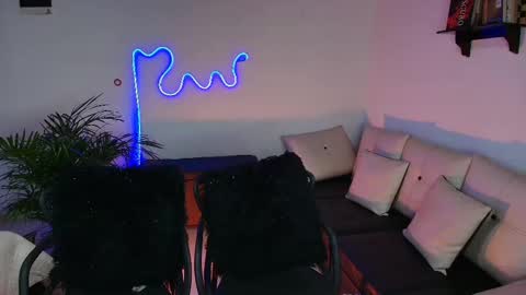 Jules and Gia online show from 02-09-25, 04:50