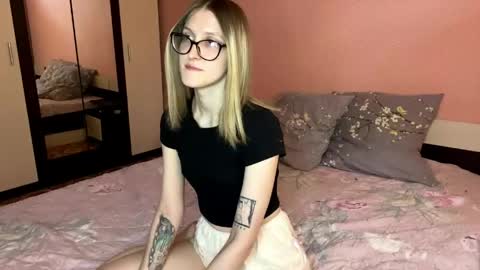 julia_charm online show from 05-31-26, 04:14