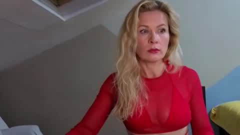 julia_giulia online show from 10-25-25, 04:57