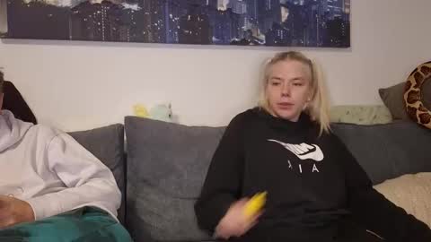 julia_official online show from 11-09-25, 08:07