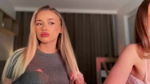 Julia R Le online show from 11-12-25, 11:47