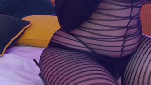 Snapshot of juliaharveyy chatting on 02-17-25, 12:21 Julia online show from 02-17-25, 12:21