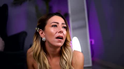 Snapshot of juliahyde chatting on 12-19-25, 04:19 Julia online show from 12-19-25, 04:19