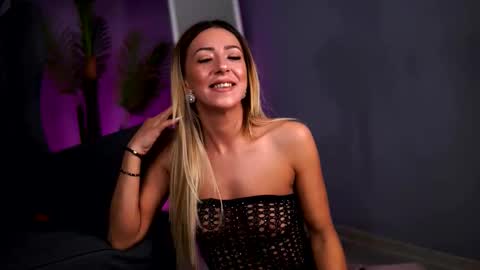 Snapshot of juliahyde chatting on 12-22-25, 04:20 Julia online show from 12-22-25, 04:20