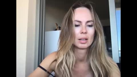 Snapshot of julialemilf chatting on 05-20-26, 10:21 julialemilf online show from 05-20-26, 10:21