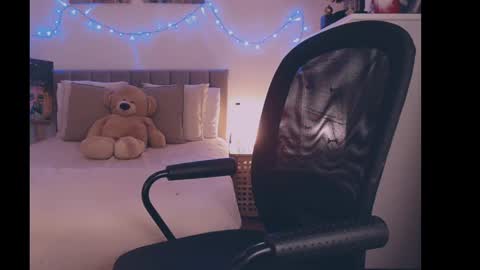 Snapshot of julialiones chatting on 12-17-24, 06:09 julialiones online show from 12-17-24, 06:09