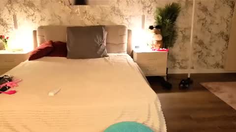 juliamillss online show from 07-04-26, 06:47