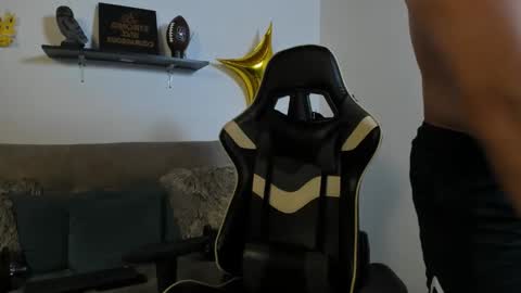 Snapshot of julian_wallace chatting on 10-23-25, 08:18 julian_wallace online show from 10-23-25, 08:18