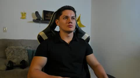 Snapshot of julian_wallace chatting on 10-27-25, 07:07 julian_wallace online show from 10-27-25, 07:07