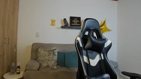 Snapshot of julian_wallace chatting on 11-29-25, 02:31 julian_wallace online show from 11-29-25, 02:31