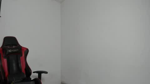 julian_wallace1 online show from 07-11-26, 08:55