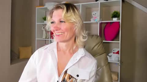 Julie Lucasss online show from 02-18-26, 09:27