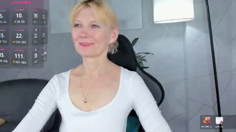 Snapshot of julie_lucasss chatting on 06-18-26, 12:00 Julie Lucasss online show from 06-18-26, 12:00