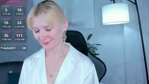Snapshot of julie_lucasss chatting on 06-19-26, 12:04 Julie Lucasss online show from 06-19-26, 12:04