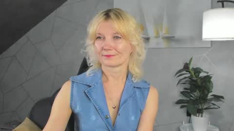 Snapshot of julie_lucasss chatting on 06-25-26, 12:21 Julie Lucasss online show from 06-25-26, 12:21
