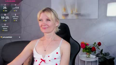 Snapshot of julie_lucasss chatting on 07-09-26, 12:58 Julie Lucasss online show from 07-09-26, 12:58