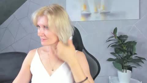 Snapshot of julie_lucasss chatting on 07-13-26, 12:02 Julie Lucasss online show from 07-13-26, 12:02