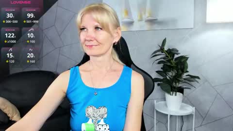 Snapshot of julie_lucasss chatting on 07-15-26, 12:05 Julie Lucasss online show from 07-15-26, 12:05