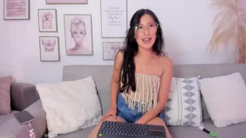 Snapshot of juliee_ross chatting on 06-18-26, 01:37 juliee_ross online show from 06-18-26, 01:37