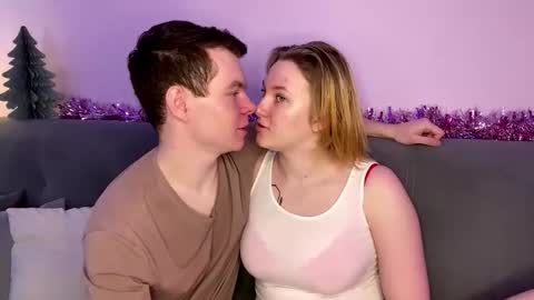 Snapshot of julielourens chatting on 12-19-25, 08:10 Julie and Thomas online show from 12-19-25, 08:10