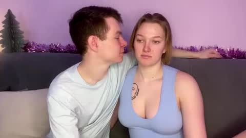 Snapshot of julielourens chatting on 12-21-25, 08:10 Julie and Thomas online show from 12-21-25, 08:10