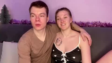 Snapshot of julielourens chatting on 12-22-25, 08:00 Julie and Thomas online show from 12-22-25, 08:00