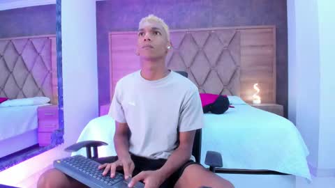 Julien online show from 10-08-25, 12:03