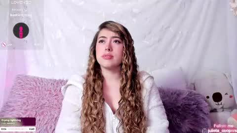 Snapshot of julieta_cooper20 chatting on 07-19-26, 04:27 Juli online show from 07-19-26, 04:27