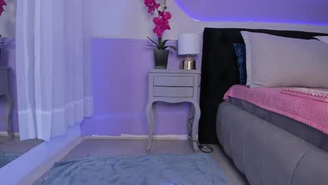 Snapshot of julieta_cortes__ chatting on 12-29-24, 12:01 Julieta online show from 12-29-24, 12:01