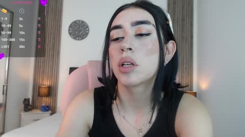 Snapshot of julieta_de_los_angeles chatting on 12-28-24, 08:25 Julieta online show from 12-28-24, 08:25