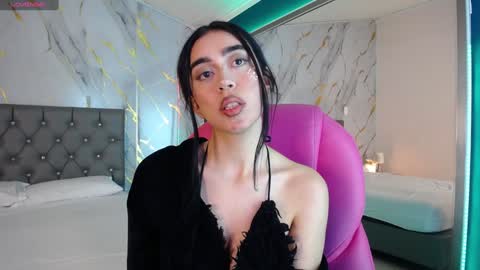 Snapshot of julieta_de_los_angeles chatting on 01-22-25, 09:57 Julieta online show from 01-22-25, 09:57