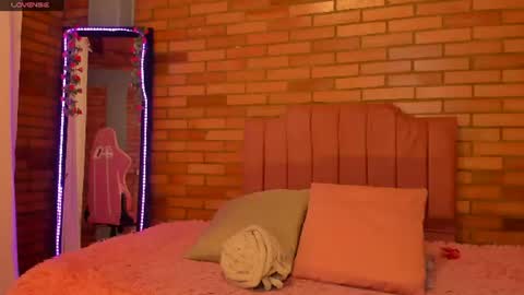 Snapshot of julieta_moretti chatting on 07-15-26, 02:39 Julieta online show from 07-15-26, 02:39