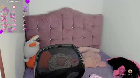 Snapshot of julieta_star69 chatting on 10-17-25, 11:35 julieta_star69 online show from 10-17-25, 11:35