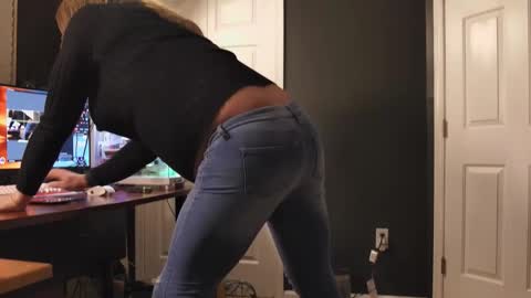 Snapshot of julietsusa chatting on 02-15-26, 10:25 Julie TS online show from 02-15-26, 10:25