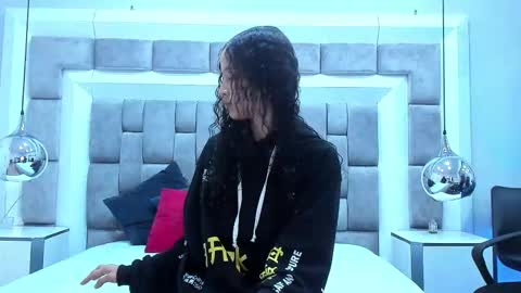 Snapshot of juliettableer chatting on 09-20-25, 11:55 Hi guys It is a pleasure to have you here I am Julieta online show from 09-20-25, 11:55