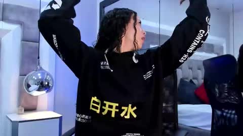 Snapshot of juliettableer chatting on 10-08-25, 11:52 Hi guys It is a pleasure to have you here I am Julieta online show from 10-08-25, 11:52