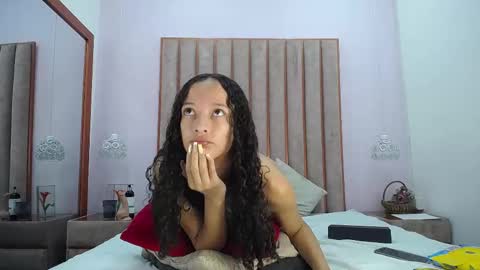 Snapshot of juliettableer chatting on 10-27-25, 01:04 Hi guys It is a pleasure to have you here I am Julieta online show from 10-27-25, 01:04
