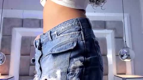 Snapshot of juliettableer chatting on 11-05-25, 11:54 Hi guys It is a pleasure to have you here I am Julieta online show from 11-05-25, 11:54