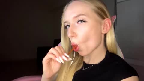 Sofie online show from 11-24-25, 03:23