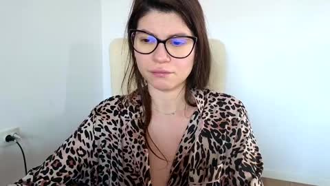 Snapshot of jullyenn chatting on 02-04-25, 01:06 Jully online show from 02-04-25, 01:06