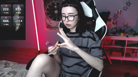 Snapshot of julscinamon chatting on 12-12-24, 08:32 Baroness Von Cringe online show from 12-12-24, 08:32